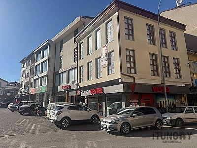 ŞEHRİN KALBİNDE, ULUDAĞ CADDESİ'NDE 3 KATLI ASANSÖRLÜ KİRALIK DÜKKAN
